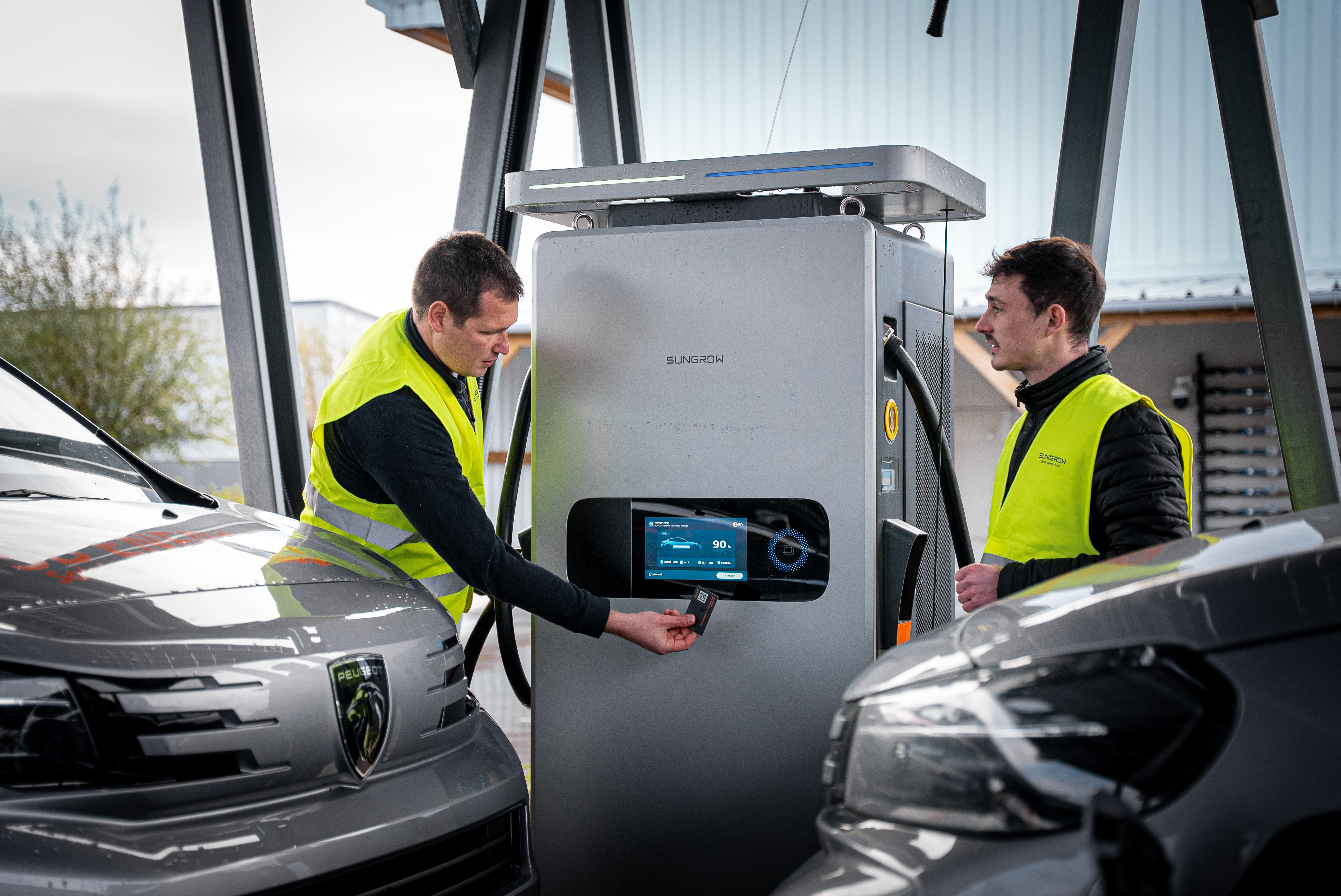 UNE SOLUTION UNIQUE : SOLAIRE, STOCKAGE ET RECHARGE DE VÉHICULES ÉLECTRIQUES